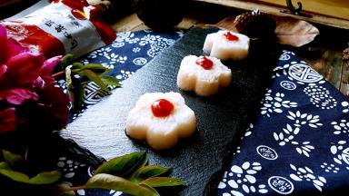 酸酸甜甜味道可口的番茄蓝莓土豆泥就做好了，造型讨喜可是哄孩子的利器哦。