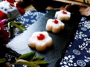 酸酸甜甜味道可口的番茄蓝莓土豆泥就做好了，造型讨喜可是哄孩子的利器哦。