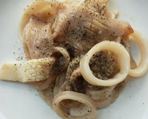 鱿鱼洗净撕去黑膜，鱿鱼身切花刀，加料酒，胡椒粉。