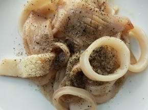 鱿鱼洗净撕去黑膜，鱿鱼身切花刀，加料酒，胡椒粉。