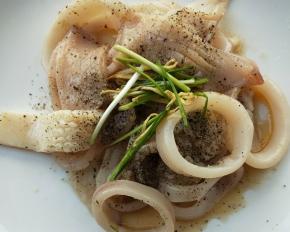 放葱花段，姜丝腌制一会。