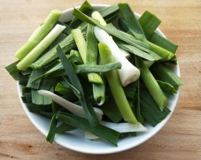 蒜苗洗净切寸断。