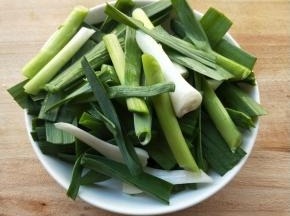 蒜苗洗净切寸断。