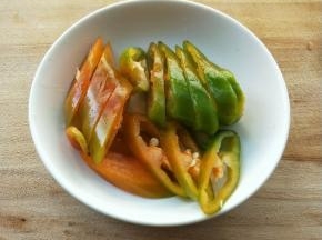 准备青椒。