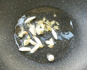 起油锅，放蒜末姜末煸炒。