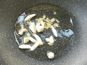 起油锅，放蒜末姜末煸炒。