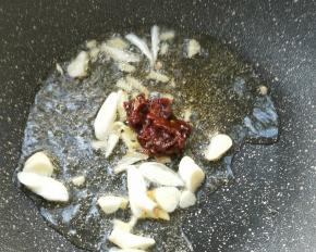 放一勺郫县红油豆瓣酱煸炒出红油。