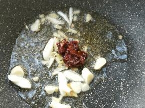 放一勺郫县红油豆瓣酱煸炒出红油。