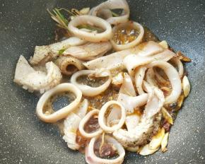 大火倒入鱿鱼爆炒。