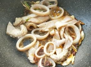 大火倒入鱿鱼爆炒。