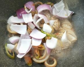 倒入青椒和洋葱。