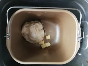 启动面包机的和面功能，1个程序后面团光滑，加入软化的黄油和盐