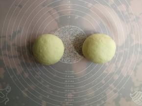 我的面团材料可以做两个9寸披萨，所以将发酵后的面团分割成等分的两份，排气后收圆，静置松弛15分钟