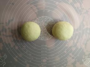 我的面团材料可以做两个9寸披萨，所以将发酵后的面团分割成等分的两份，排气后收圆，静置松弛15分钟