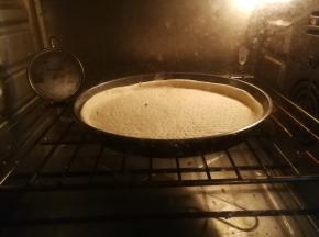 送进预热好的烤箱中层上下火烘烤，200度烘烤5分钟