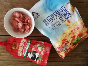 在面团发酵期间就可以准备好披萨所需的馅料，香肠切薄片备用