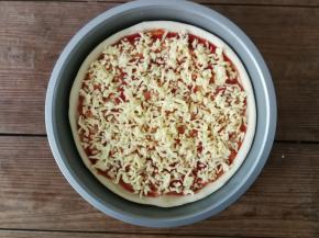 在番茄酱上面撒一层马苏里拉芝士