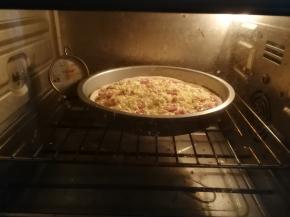 放入预热后的烤箱中层烘烤，上下火200度烤15分钟