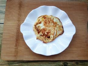 两面煎，煎成荷包蛋；