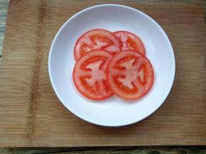 西红柿洗净切片；