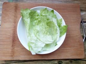 生菜叶洗净，用厨房纸吸干水分，撕成与面包片大小差不多的块；
