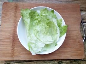 生菜叶洗净，用厨房纸吸干水分，撕成与面包片大小差不多的块；