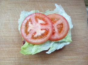 放1片或两片西红柿；