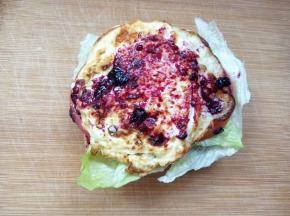 荷包蛋上在抹一层蓝莓酱，喜欢酱少的这步可以忽略；