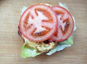 在放上1片或两片西红柿；