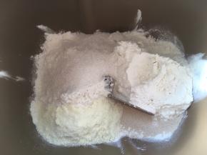 面包桶内加入高筋面粉，奶粉，细砂糖跟酵母