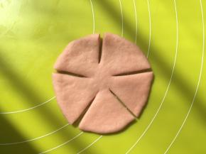 用刀分切成5等份，正好是花的5个花瓣