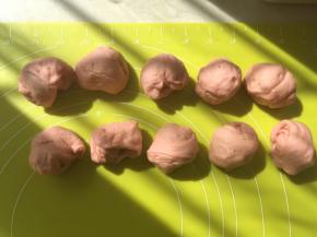 之后将面团分成10等份