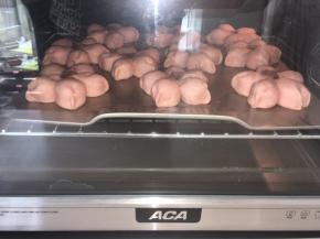 面包二发至一倍大，烤箱预热170度，入烤箱烤18分钟，10分钟后加盖锡纸，防止面包上色过重