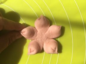 将每一份花瓣对捏一下