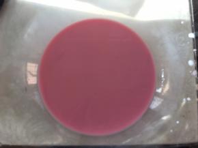 甜菜根粉加牛奶中，调成深一点的粉色