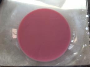 甜菜根粉加牛奶中，调成深一点的粉色
