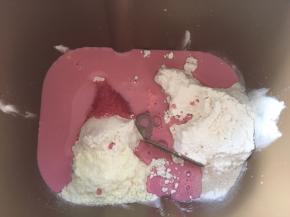 加入调好的粉红色牛奶，启动揉面程序活成面团