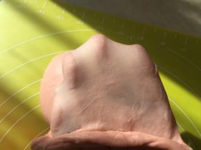 面团揉好，切下一小块可以撑出手套膜即可