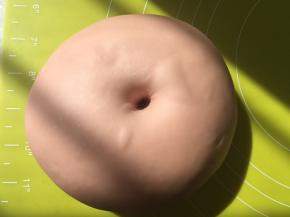 发酵好的面团手指沾点干粉按下去有个圆圆的洞，轻微回弹即可