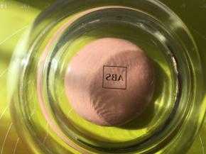 将面团揉光滑，盖保鲜膜室温发酵至两倍大，也可以像我一样直接将打蛋盆扣在面团上