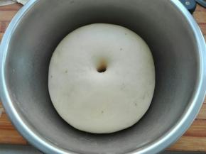 室温发酵至手指戳洞不回缩不塌陷即可