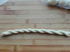 搓成长条，相反方向搓，提起两头自然拧起来