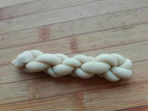 再次两头相反方向扭转，提起两头，自然拧成麻花