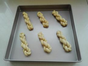 依次做好麻花放入烤盘，醒发10-20分钟