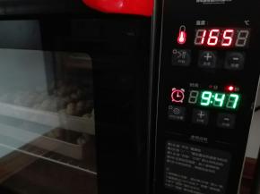 烤箱预热，165度，烤制10分钟