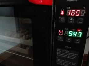 烤箱预热，165度，烤制10分钟