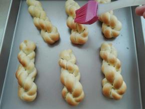 取出来，表面刷层蛋液，放回烤箱继续165度，10分钟