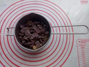 把打好的榛子粉放入阳晨巧克力融化锅里，再放入牛奶巧克力。