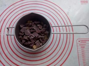 把打好的榛子粉放入阳晨巧克力融化锅里，再放入牛奶巧克力。