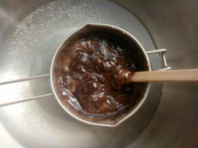 隔水小火加热，搅拌至融化。